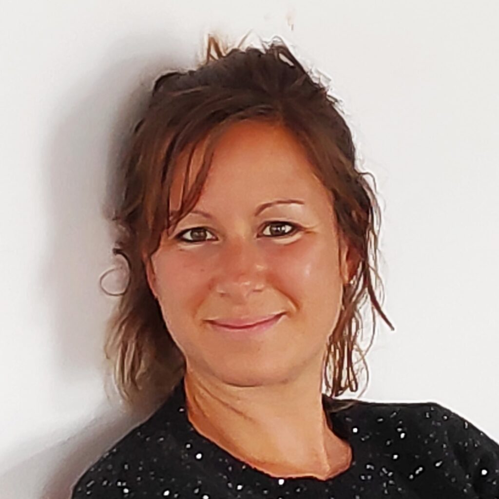 Masseuse-Kinésithérapeute Spécificité soins autour de la maternité Naturopathe Hypnose maternité Enseignement Gym Santé (APA) : école du dos, gym périnatal Formatrice Gym Santé